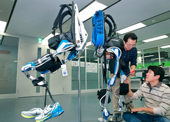 歩行補助する着用ロボット