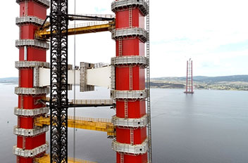 世界最長吊り橋の主塔登場