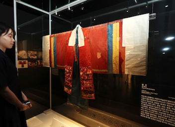 朝鮮王朝時代の婚礼衣装展示